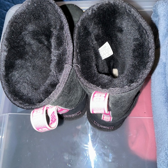 Ugg boots in black with a strand of pink down the back size 7 - Picture 3 of 3